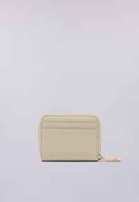 Portafoglio in pelle beige con finitura texturizzata, chiusura con zip e tre scomparti per carte sul fronte. Accenti in hardware color oro.