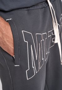 Multiply Apparel JOGGER MANAGER - Tepláky - black soda