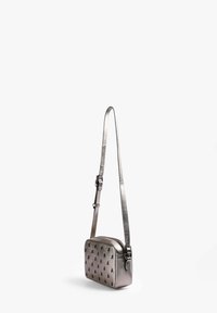 Bolso bandolera metálico plateado con forma estructurada, patrones triangulares en relieve y una correa ajustable. Textura suave y cierre de cremallera.