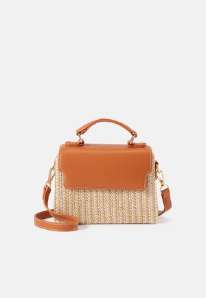 Braune Lederhandtasche mit gewebtem Strohkörper, abnehmbarem Schulterriemen und goldfarbenen Metallbeschlägen vor hellem Hintergrund.
