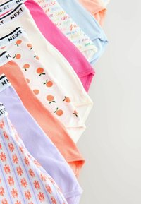 Sept sous-vêtements pour femmes colorés avec des motifs variés, y compris des pêches, des homards, du texte et des couleurs unies, disposés en rangée diagonale.