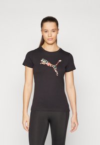 Černé bavlněné tričko má multicolor květinové logo Puma. Krátké rukávy, kulatý výstřih a přiléhavý střih.
