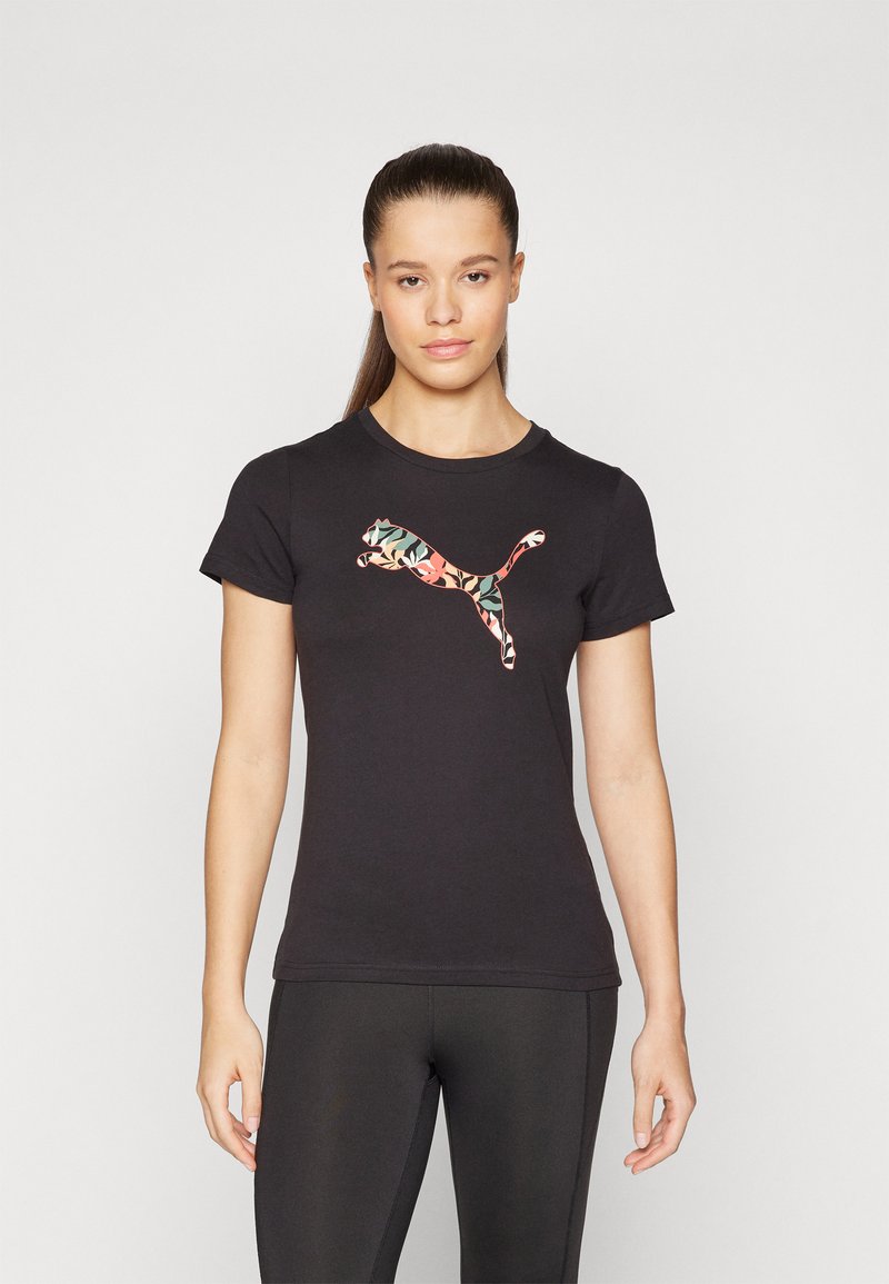 Černé bavlněné tričko má multicolor květinové logo Puma. Krátké rukávy, kulatý výstřih a přiléhavý střih.