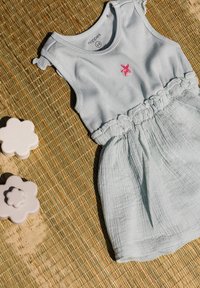Hellblaues ärmelloses Kleid mit einem strukturierten Oberteil und einem gestuften Rock. Es verfügt über eine pinke Seestern-Stickerei und einen gerafften Taillenbund.