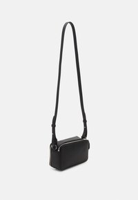 Sort crossbody taske med rektangulær form, lavet af struktureret materiale, med lynlåslukning og justerbar rem.