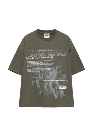 Tricou Star Wars verde măsliniu cu textul Episode IV A New Hope și personaje în nuanțe de gri, inclusiv Luke Skywalker și droiduri.