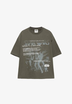 Tricou Star Wars verde măsliniu cu textul Episode IV A New Hope și personaje în nuanțe de gri, inclusiv Luke Skywalker și droiduri.