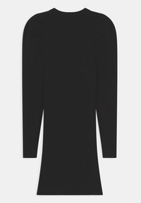 Abito nero a coste con maniche lunghe e spalle leggermente imbottite, silhouette aderente e scollatura rotonda.