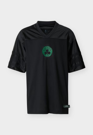 Crna košarkaška majica Boston Celticsa s kratkim rukavima, zelenim logotipom tima i suptilnim prugastim uzorkom na rukavima i ramenima.