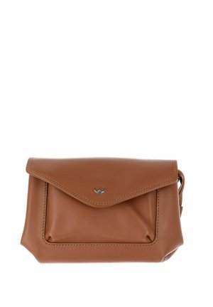 Braune Leder-Clutch mit Klappverschluss und kleinem silbernem Logo vorne vor weißem Hintergrund.