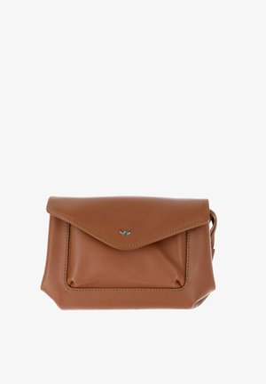 Bolso clutch de cuero marrón con cierre de solapa y pequeño detalle de logotipo plateado en la parte delantera, sobre un fondo blanco.