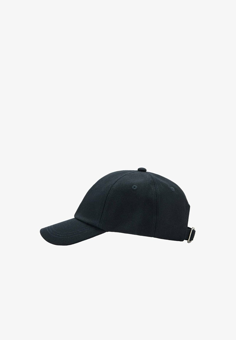 Casquette de baseball noire réglable avec une visière incurvée et une sangle à boucle métallique sur fond blanc.