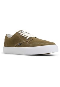 Brune semsket sneakers med hvite lisser, hvit gummisåle og sømdetaljer. Har et lite logomerke på siden. Low-top design.