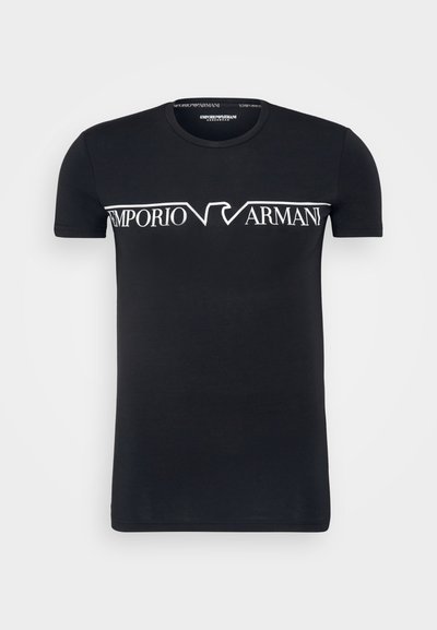 Melna kokvilnas t-krekls ar apaļu kaklu un īsām piedurknēm, uz kura krūšu daļas ir balts "Emporio Armani" logo. Gluda tekstūra.