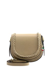 Braune Leder-Crossbody-Tasche mit geflochtenem Akzent entlang des Klappdeckels, goldenen Beschlägen und einem verstellbaren Schultergurt, der ein kleines italienisches Flaggenetikett trägt.