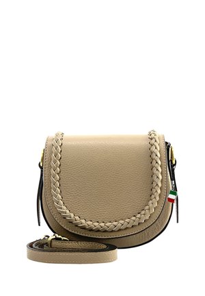 Tan leren schoudertas met een gevlochten accent langs de klep, gouden hardware en een verstelbare band, voorzien van een klein Italiaans vlaggetje.