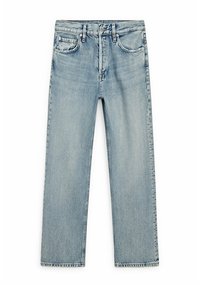 Jeans in denim blu chiaro con taglio dritto, design a cinque tasche e dettagli di cucitura minimalisti. Il tessuto ha una consistenza morbida e leggermente vissuta.