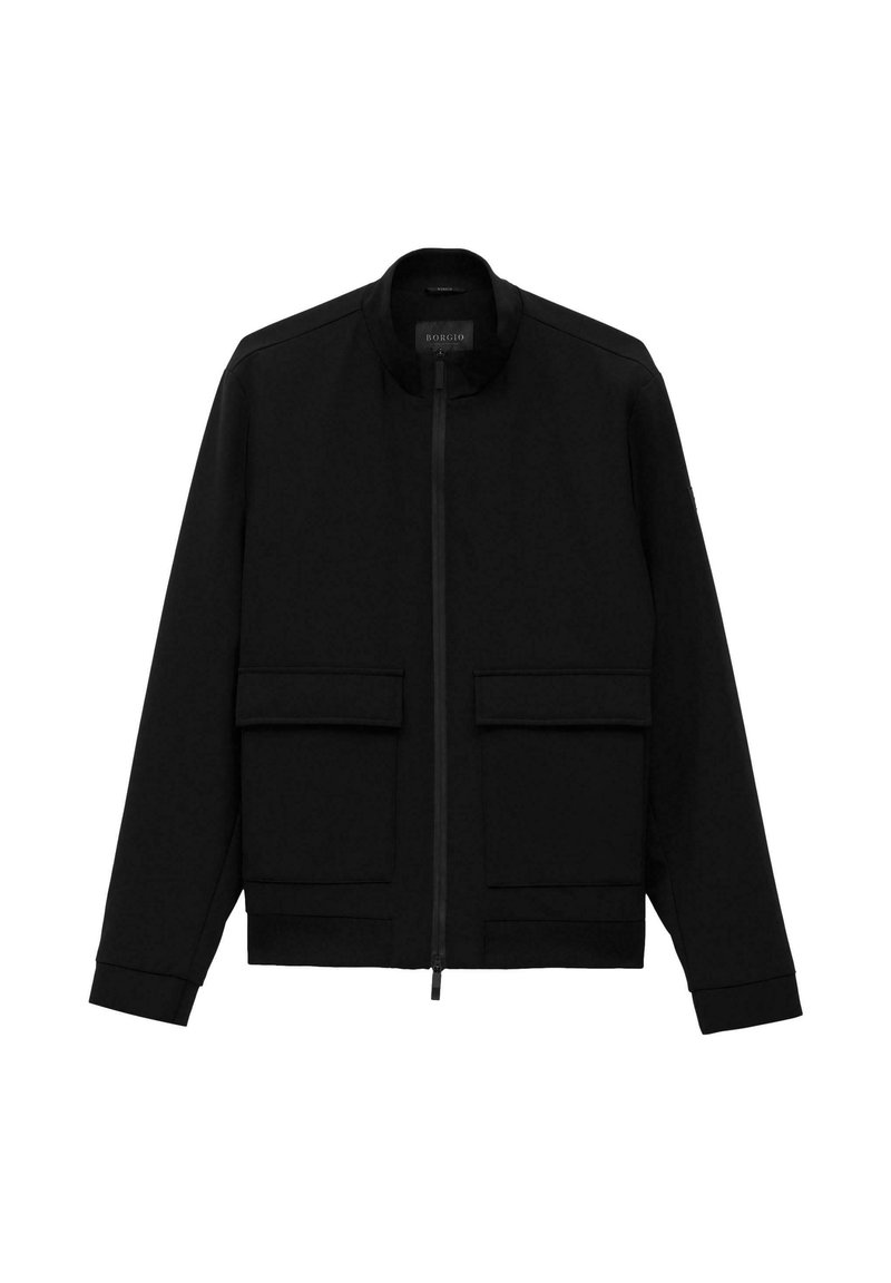 Czarna kurtka bomberka z wysokim kołnierzem, zapięciem na zamek błyskawiczny oraz dwoma naszytymi kieszeniami z przodu. Gładki materiał o eleganckim, minimalistycznym wzornictwie.
