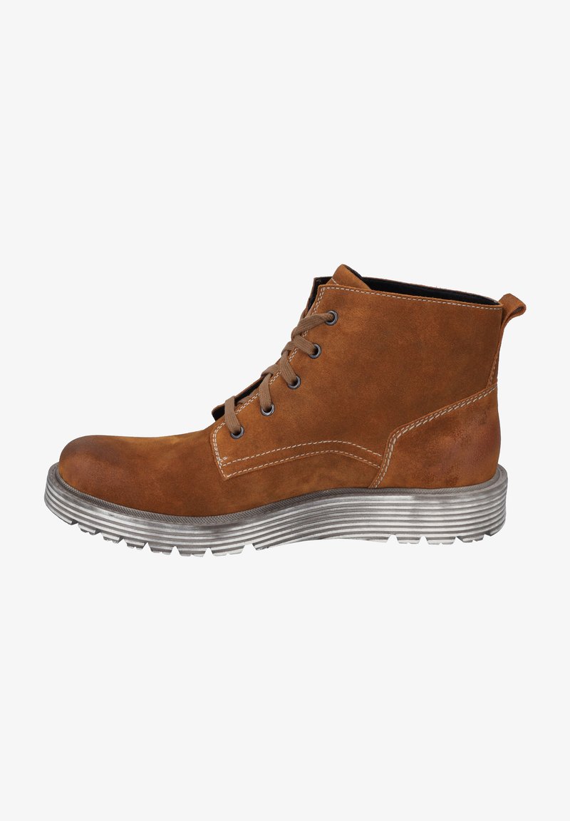Bottes de cheville en daim marron avec un bout rond, des coutures décoratives et une semelle en caoutchouc avec des lignes horizontales texturées. Design à lacets.