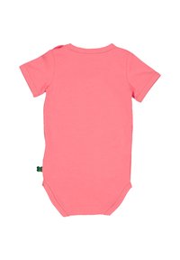 Roze katoenen rompertje met korte mouwen, een ronde halslijn, drukknoopjes onderaan en een groene label aan de zijkant.