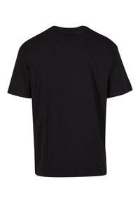 Fekete pamut póló kerek nyakkivágással és rövid ujjakkal. Egyszerű dizájn és standard fazon jellemzi. Nincs látható logó vagy minta.