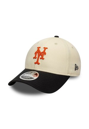 Beżowo-czarna czapka bejsbolowa z pomarańczowym haftowanym logo "NY" z przodu oraz logo New Era po boku.