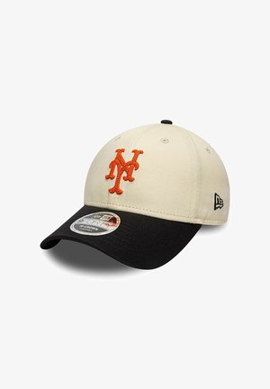 Casquette de baseball beige et noire avec un logo "NY" brodé orange sur le devant et un logo New Era sur le côté.