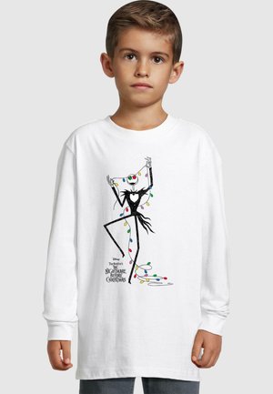Weißes Langarm-T-Shirt mit einer schwarzen, illustrierten Figur, die mit bunten Weihnachtslichtern geschmückt ist. Darunter steht der Text "The Nightmare Before Christmas."