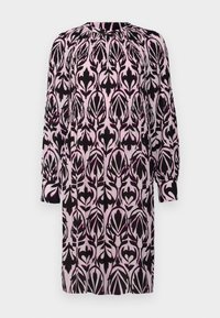 Dlouhá šaty s dlouhým rukávem, zdobené černým a růžovým květinovým vzorem, vyrobené z lehké tkaniny, s kulatým výstřihem a nabíranými detaily.