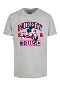 Szürke, rövid ujjú póló kék és piros "Mickey Mouse 28" grafikával, amelyen Mickey Mouse futó dizájnja látható elöl.