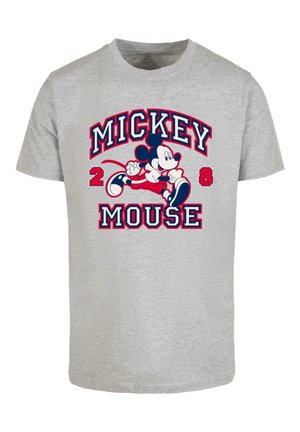 Hallhii, lühikeste varrukatega hall T-särk sinise ja punase "Mickey Mouse 28" graafikaga, mille esiküljel on jooksva Mickey Mouse'i kujutis.