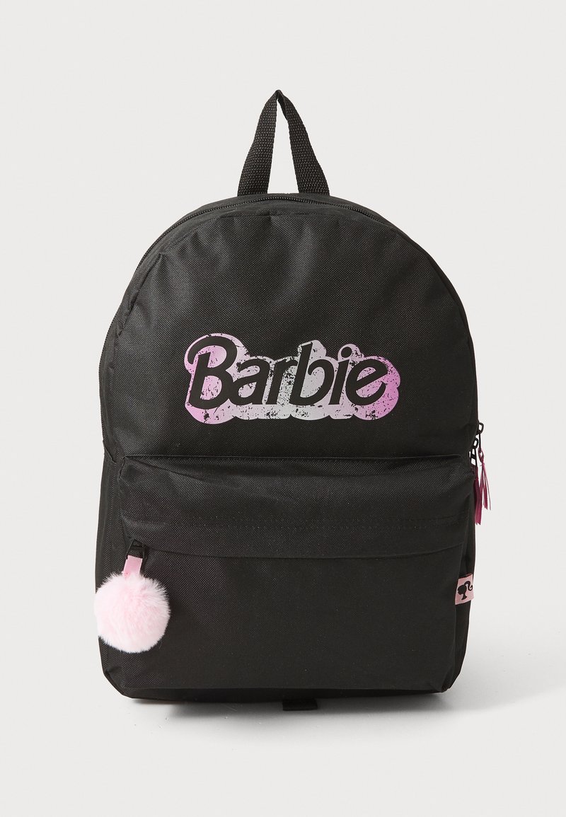 Črn nahrbtnik zaobljene oblike, z roza "Barbie" logotipom, roza zadrgami in mehkimi roza pom-pomi pritrjenimi na sprednjem žepu.