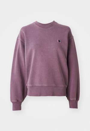 Paarse crewneck sweatshirt met ribgebreide boorden en onderkant, met een klein vierkant Carhartt logo patch op de linkerborst.