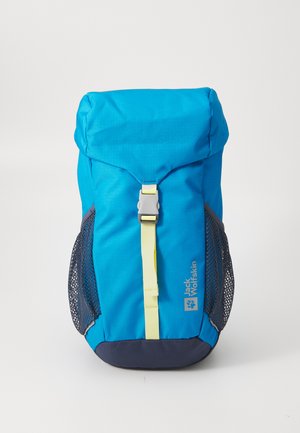 Sac à dos d'extérieur bleu avec fermeture roulée, sangle jaune, poches latérales en mesh et fond bleu marine. Arbore le logo Jack Wolfskin.