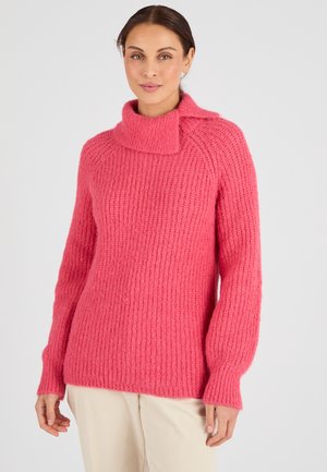 Maglione rosa a coste con colletto alto ripiegato e maniche lunghe. Texture morbida con vestibilità rilassata e leggero svasamento all'orlo.
