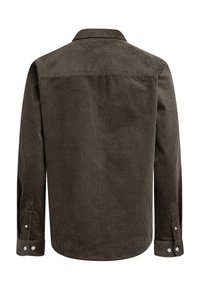 Camicia in velluto a coste marrone con colletto button-down, maniche lunghe e polsini con bottoni, caratterizzata da una texture a coste verticali.