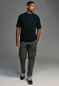 Next UNCUFFED STRETCH UTILITY  REGULAR FIT
 - Kareiviško stiliaus kelnės - charcoal grey