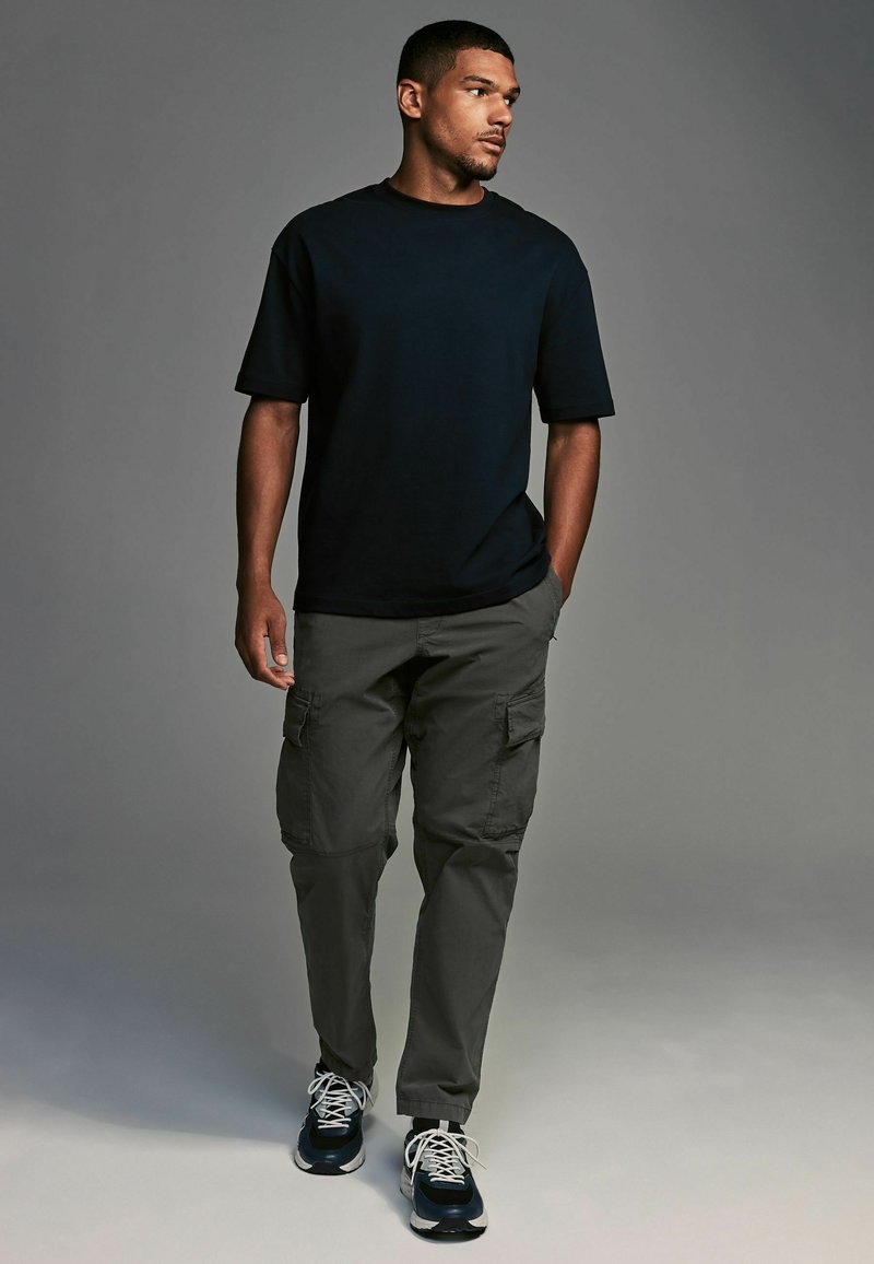 Next UNCUFFED STRETCH UTILITY REGULAR FIT
- Cargohose - charcoal grey