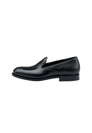Sort læderloafer med lav hæl, glat finish og slip-on-design, set fra siden mod en hvid baggrund.