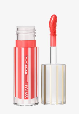 Gloss à lèvres MAC rose corail avec un contenant translucide rayé et un applicateur incliné enduit de gloss.