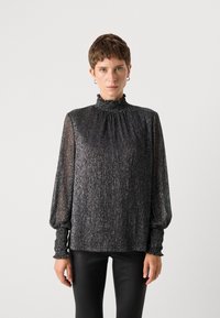 Blusa nera con texture, dotata di un collo alto arricciato e maniche lunghe a palloncino, caratterizzata da dettagli in filo metallizzato e polsini elastici.