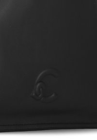 Borsetta in pelle nera con logo impresso, texture liscia e dettagli di cucitura discreti lungo i bordi. Design minimalista.