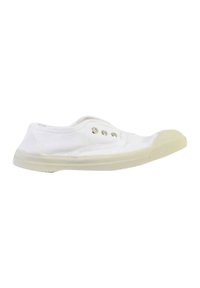 Hvide lærredssneakers med lav profil, rund tå, tre metaløjer og en tekstureret gummisål. Har en glat overflade.