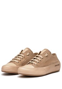 Sneakers beige con una combinazione di materiali scamosciati e in pelle. Presentano occhielli e lacci dorati, insieme a un design con punta rotonda. Nome del marchio sul lato.