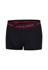 Zwarte boxershorts van zachte stof, met een brede rode tailleband waarop "JACK & JONES" in zwart is gedrukt, en een slim fit ontwerp.
