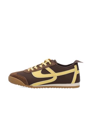 Brauner und gelber Sneaker mit niedriger Schaftform, Schnürverschluss und Gummisohle, mit einem retro-inspirierten, geschwungenen gelben Streifen an der Seite.