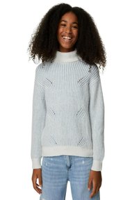 Pull en maille côtelée bleu clair avec un motif texturé et des découpes subtiles, doté de manches longues et d'une coupe décontractée.