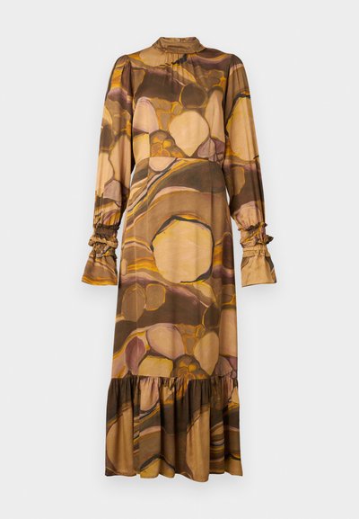 Ilgų rankovių suknelė iš minkštų mišrių medžiagų, su rudai ir kreminės spalvos abstrakčiu raštu, aukštu šalmu, volanų apykaklėmis ir volanų apdaila.