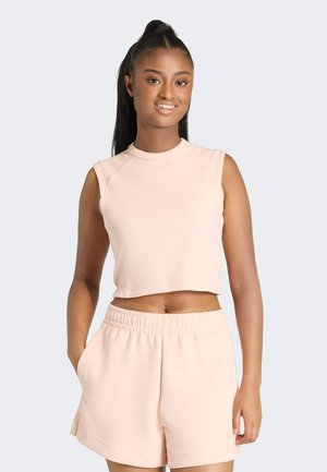 Jasnoróżowy prążkowany krótki top z wysokim dekoltem, w połączeniu z pasującymi różowymi szortami z elastycznym stanem i bocznymi kieszeniami.