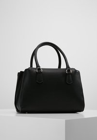 Zwarte lederen handtas met afgeronde handvatten, hoekig ontwerp en minimale hardware. Gladde textuur, met kleine zilveren accenten op de handvatten.